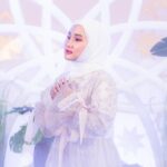 Fatin Shidqia Instagram – Welcoming February with a grateful heart. 🤍
 ⠀⠀⠀⠀⠀⠀⠀⠀⠀⠀⠀⠀
 ⠀⠀⠀⠀⠀⠀⠀⠀⠀⠀⠀⠀
 ⠀⠀⠀⠀⠀⠀⠀⠀⠀⠀⠀⠀
Dress by @qonitagholibofficial 
Styled by @_gilygily 
Make up by @cantikawannadewi