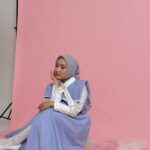 Fatin Shidqia Instagram – AKHIRNYAAA PELANGI DAN HUJAN JAPANESE VERSION NIICH 🤍🥺

Sebagai wibu garis tipis kayaknya nggak afdol tidak merilis lagu ini full in japanese, sooo here you go!
Semoga suka ya minna!!

MUA : @yoanyuana 
Stylist : @chekkacuomova 
Outfit : 
@rindasalmun
@restuanggraini @ra_info
Hijab Stylist :
@suciaurelias #Drapedandstyledbycia