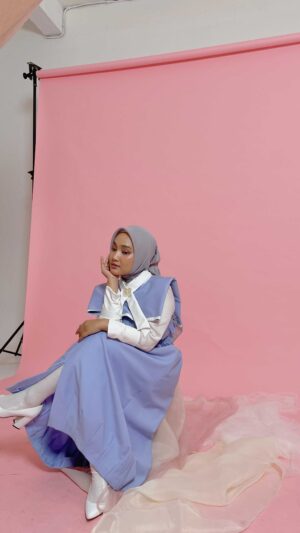 Fatin Shidqia Instagram - AKHIRNYAAA PELANGI DAN HUJAN JAPANESE VERSION NIICH 🤍🥺

Sebagai wibu garis tipis kayaknya nggak afdol tidak merilis lagu ini full in japanese, sooo here you go!
Semoga suka ya minna!!

MUA : @yoanyuana 
Stylist : @chekkacuomova 
Outfit : 
@rindasalmun
@restuanggraini @ra_info
Hijab Stylist :
@suciaurelias #Drapedandstyledbycia