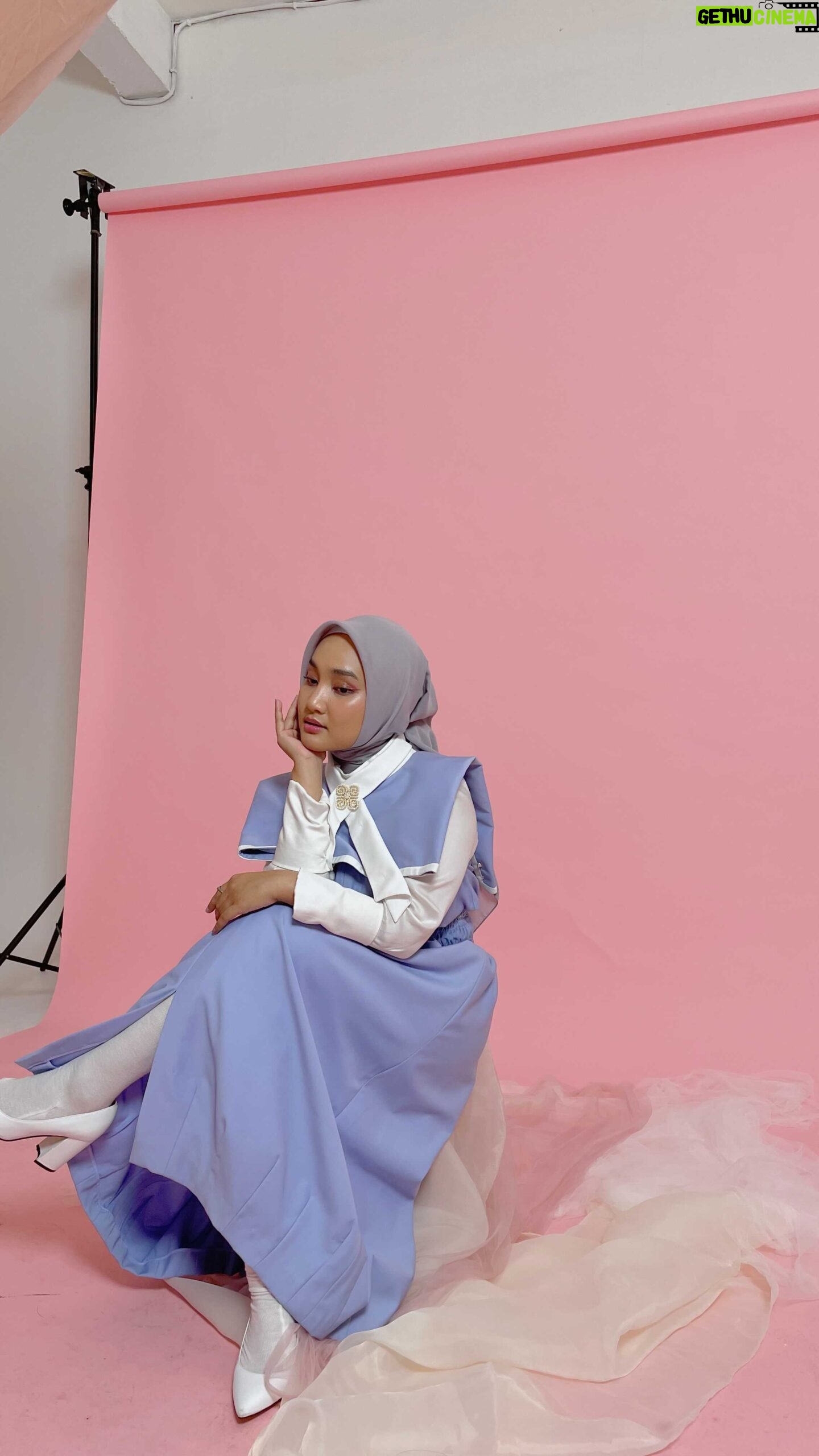 Fatin Shidqia - 35.6K Likes - AKHIRNYAAA PELANGI DAN HUJAN JAPANESE VERSION NIICH 🤍🥺
Sebagai wibu garis tipis kayaknya nggak afdol tidak merilis lagu ini full in japanese, sooo here you go!
Semoga suka ya minna!!
MUA : @yoanyuana
Stylist : @chekkacuomova
Outfit :
@rindasalmun
@restuanggraini @ra_info
Hijab Stylist :
@suciaurelias #Drapedandstyledbycia