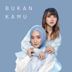 Fatin Shidqia Instagram - HEHE HALOOO! Akhirnya, ngga perlu nebak-nebak lagi, aku duet sama Ghe Ghe @gheaindrawari IHIIIYYY 😚 Setelah lumayan lama kita kayak "kapan wooyyy kita harus punya lagu bareng??" NAH, inilah jawabannya! Terima kasih untuk semua pihak yang udah membantu melahirkan anak kicik iniii, semoga temen-temen suka lagunya ya! 🤍 Written by Nadya Fatira, Fatin Shidqia, Ghea Indrawari Produced by Nadya Fatira. Instruments & Programming by Nadya Fatira. Acoustic Guitar by Nadya Fatira. Electric Guitar by Austin Ong. Keys by Andrew Joscha. Bass by Steve Tumampas. Strings & Brass by Nadya Fatira & Andrew Joscha Mixed & Mastered by Rayendra Sunito. Vocals directed by Ayoe Purnamasari.