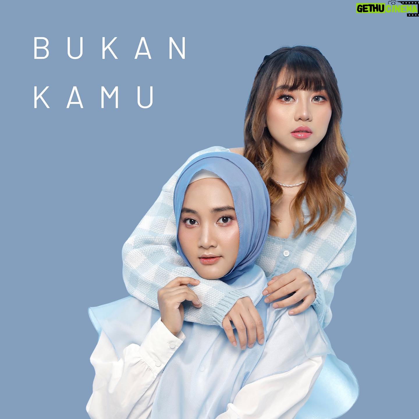 Fatin Shidqia Instagram - HEHE HALOOO! Akhirnya, ngga perlu nebak-nebak lagi, aku duet sama Ghe Ghe @gheaindrawari IHIIIYYY π Setelah lumayan lama kita kayak "kapan wooyyy kita harus punya lagu bareng??" NAH, inilah jawabannya! Terima kasih untuk semua pihak yang udah membantu melahirkan anak kicik iniii, semoga temen-temen suka lagunya ya! π€ Written by Nadya Fatira, Fatin Shidqia, Ghea Indrawari Produced by Nadya Fatira. Instruments & Programming by Nadya Fatira. Acoustic Guitar by Nadya Fatira. Electric Guitar by Austin Ong. Keys by Andrew Joscha. Bass by Steve Tumampas. Strings & Brass by Nadya Fatira & Andrew Joscha Mixed & Mastered by Rayendra Sunito. Vocals directed by Ayoe Purnamasari.