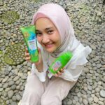Fatin Shidqia Instagram - Aku mah nggak perlu ayang buat ingetin keramas wkwkw 😝 yang penting ada Rejoice Jeju Rose aja yang selalu bisa jagain rambut aku biar tetap wangii dan lembuuutt~~ Bye deh ayang! (mencoba tegar tapi... ayang aku mana ya..🥲) #KibasSampaiLusa #RambutKDrama