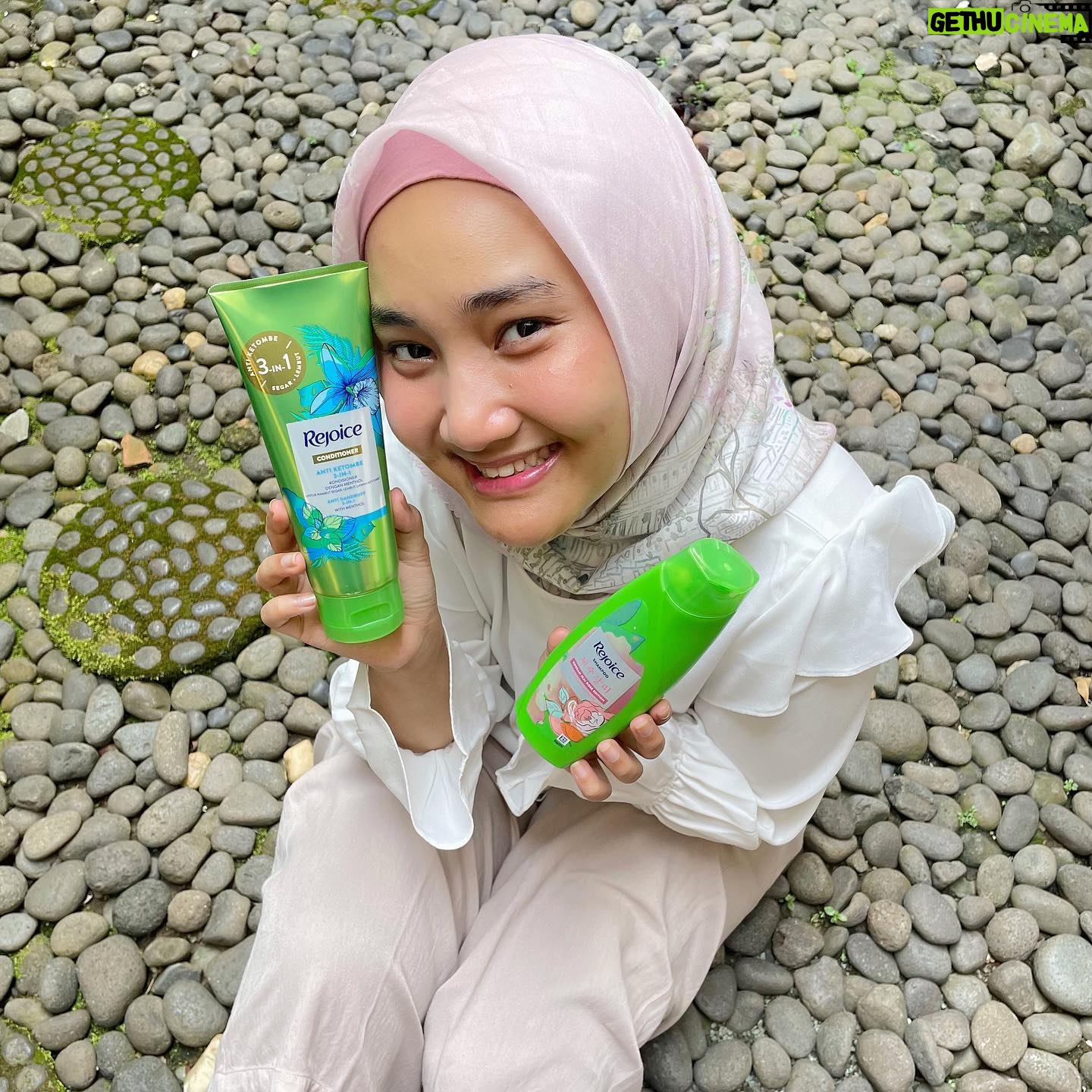 Fatin Shidqia Instagram - Aku mah nggak perlu ayang buat ingetin keramas wkwkw π yang penting ada Rejoice Jeju Rose aja yang selalu bisa jagain rambut aku biar tetap wangii dan lembuuutt~~ Bye deh ayang! (mencoba tegar tapi... ayang aku mana ya..π₯²) #KibasSampaiLusa #RambutKDrama