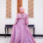 Fatin Shidqia Instagram - Kamu ke kondangan sama siapa? ⠀⠀⠀⠀⠀⠀⠀⠀⠀⠀⠀⠀ ⠀⠀⠀⠀⠀⠀⠀⠀⠀⠀⠀⠀ ⠀⠀⠀⠀⠀⠀⠀⠀⠀⠀⠀⠀ Dress by @evysusanti_id Styled by @_gilygily