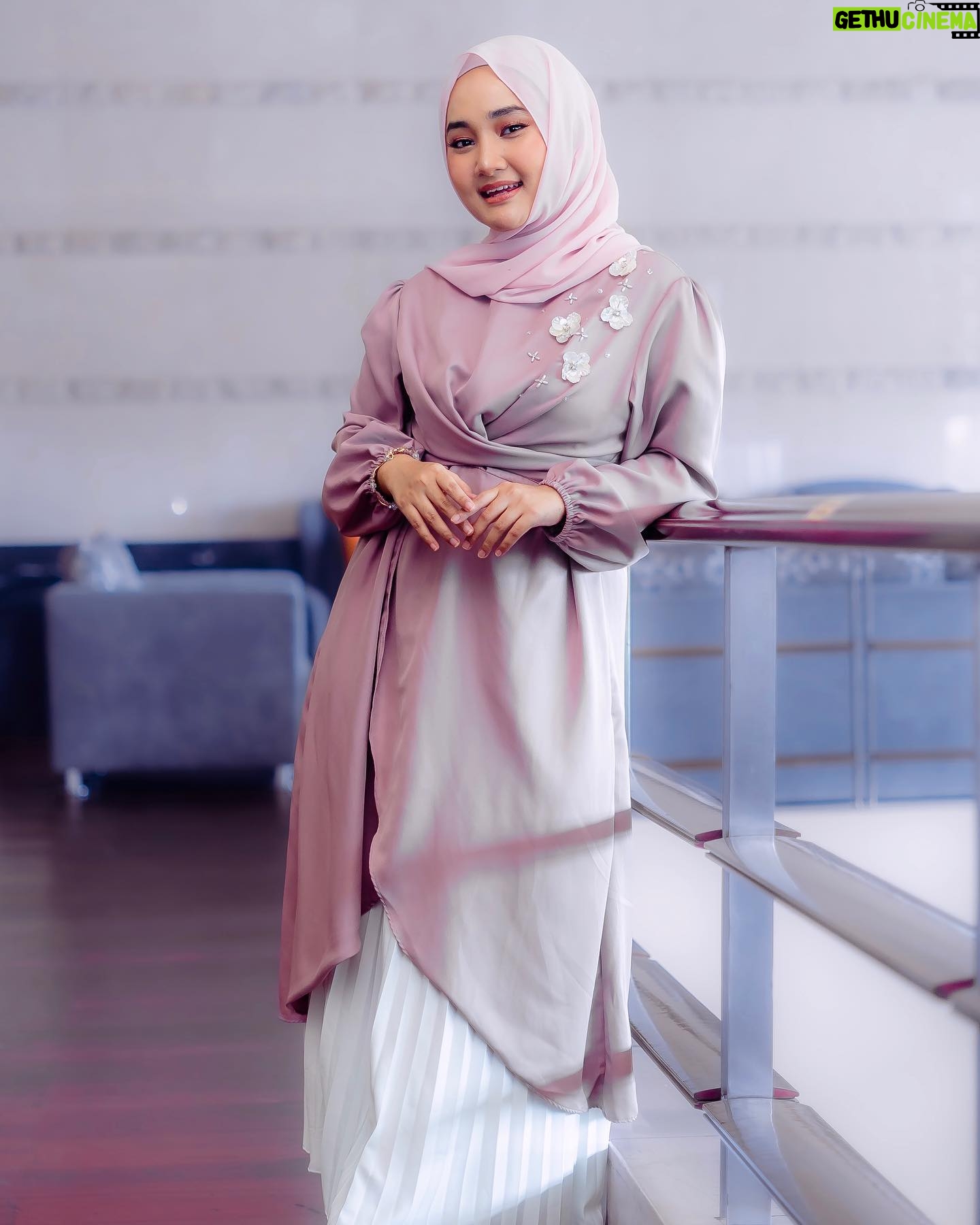Fatin Shidqia Instagram - Makanan kesukaan mama kamu apa? ⠀⠀⠀⠀⠀⠀⠀⠀⠀⠀⠀⠀ ⠀⠀⠀⠀⠀⠀⠀⠀⠀⠀⠀⠀ ⠀⠀⠀⠀⠀⠀⠀⠀⠀⠀⠀⠀ Outfit by @heylocal.id Styled by @_gilygily