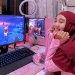 Fatin Shidqia Instagram - Definisi bisa ngga keluar rumah sama sekali, karena pc!! 😭🙏🏼 Dulu sukaaa bgt ke warnet jadi makanya ada ide rakit pc, terus jadi barang fav dan mungkin kekinian versi aku ya??? Lah kayak judul Bisik-Bisik Senada dong? Udah dengerin blm di Spotify?! 🧐