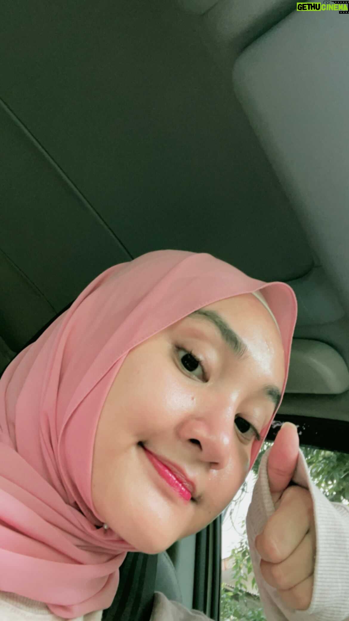 Fatin Shidqia Instagram - GEEENGS! Berhubung aku suka musik pop, anime dan warna pink, apalagi kamu... π Aku mau bahas semuanya & seru-seruan di #PodcastBisikBisikSenada bareng @gheaindrawari & @Ayuenstar. Banyak banget cerita yang akan dibahas mulai dari trend, musik, pergaulan sampai kehidupan cinta-cintaan kita yang kayaknya hopeless wkwkwk. Haduu ketauan kan π₯² Dan episode perdananya udah tayang lho di @spotifyid, yuk langsung dengerin keseruannya sekarang atau praktisnya langsung klik link di BIO ππ» Jangan lupa follow Podcast Bisik-Bisik Senada di Spotify dan dengerin episode terbarunya setiap hari Senin ya! π #SpotifyPodcast #SobatPodcastSpotify #Anchorfm @fremantleid
