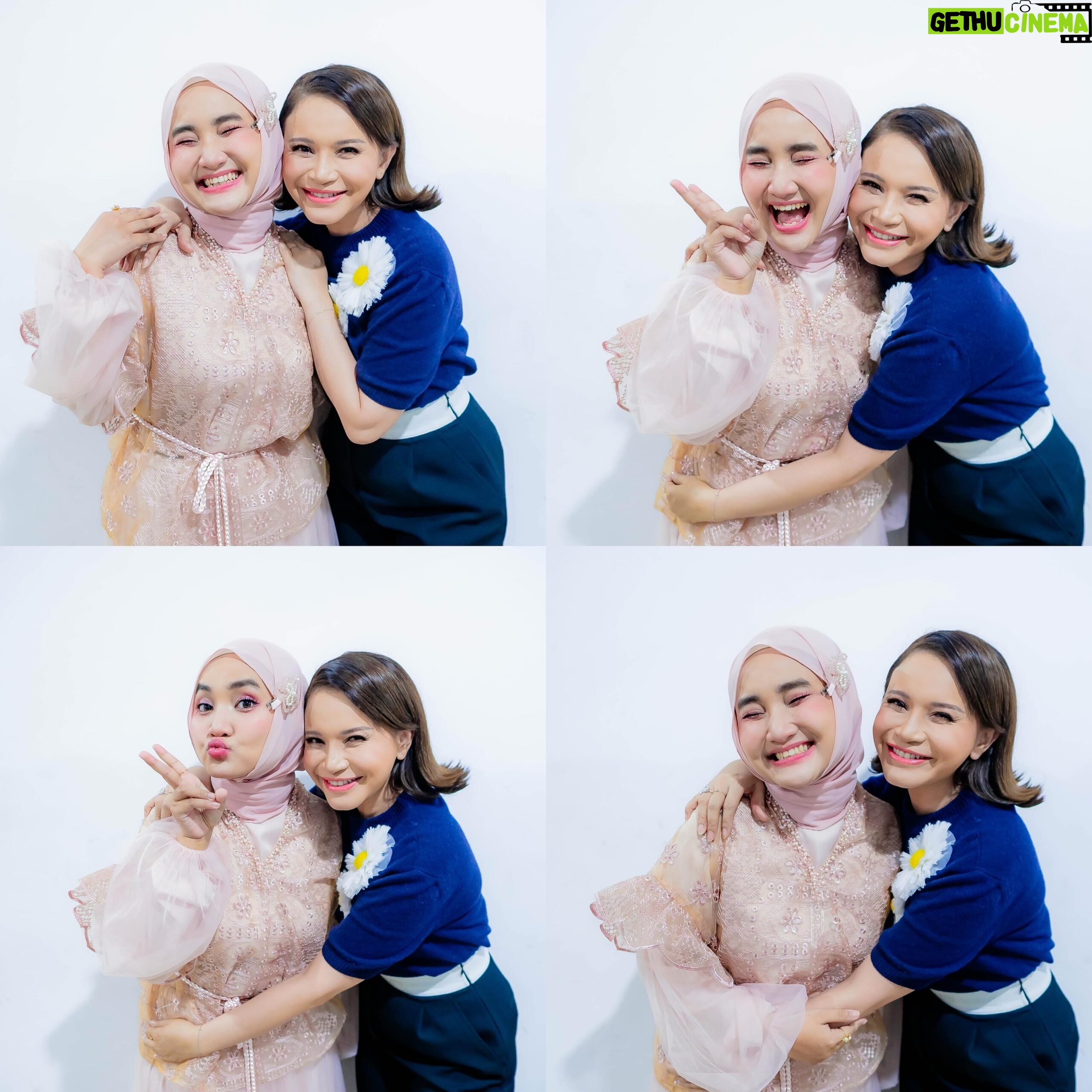 Fatin Shidqia - 78.6K Likes - hepiii bgt ketemu Teh Ocha di panggung XFactor, mentor seumur hidup! 🤍
walaupun tahun ini rasanya beda ya teeh, biasanya kita selalu bertiga ada Kak @shenamalsiana,
We miss you kak!!!! Al-Fatihah :)