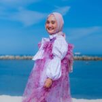 Fatin Shidqia Instagram – Silau bgt suer
 ⠀⠀⠀⠀⠀⠀⠀⠀⠀⠀⠀⠀
 ⠀⠀⠀⠀⠀⠀⠀⠀⠀⠀⠀⠀
 ⠀⠀⠀⠀⠀⠀⠀⠀⠀⠀⠀⠀
Outfit by @hijabchic 
Styled by @_gilygily
