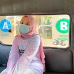 Fatin Shidqia Instagram - MAU CERITA! Liat foto ini aku jadi inget dulu pas SMP kan pp naik angkot ya, terus pernah lupa ngambil ongkos angkot pas perginya 😭 Akhirnya dengan penuh keberanian, minjem uang anak SMK yang ngga dikenal seangkot, malu bgt ☹️ Kayak episode Malu Banget Sih Gue, Bisik-Bisik Senada di Spotify, dengerin yaaah!