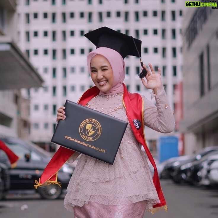 Fatin Shidqia - 267K Likes - Alhamdulillah, selesai juga!!
Bersyukur banget bisa selesai perjalanan satu ini, walaupun mungkin butuh waktu yang (lebih) lama dibanding temen-temen yang lain.. 😂
Tanggung jawab, selesaiin apa yang udah kita mulai.
Beruntung banget Ayah dan Mamaku percaya aku megang keputusan itu, alhamdulillah.
Baik, perjalanan selanjutnya apa ya?? 😋