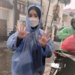 Fatin Shidqia Instagram - Ekspektasi cepet nyampe tapi realitanya keujanan sampe balik pulang lagi 😭 Ceritanya lagi pamer tangan keriput sambil nahan dingin wkwk Ekspektasi vs realita emang suka kontras ya... sama kayak nama episode di Bisik-Bisik Senada dong, dengerin langsuuunk di Spotify!! 🥲