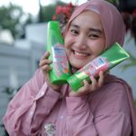 Fatin Shidqia Instagram – Siapa yang abis kena hujan langsung disuruh mandii??
 ⠀⠀⠀⠀⠀⠀⠀⠀⠀⠀⠀⠀
Yess kita samaa toss! Hahaha, jangan lupa keramasnya tetepp pake Rejoice Jeju Rose, belinya di Indomaret yaaah! 😽
#RambutNoDrama