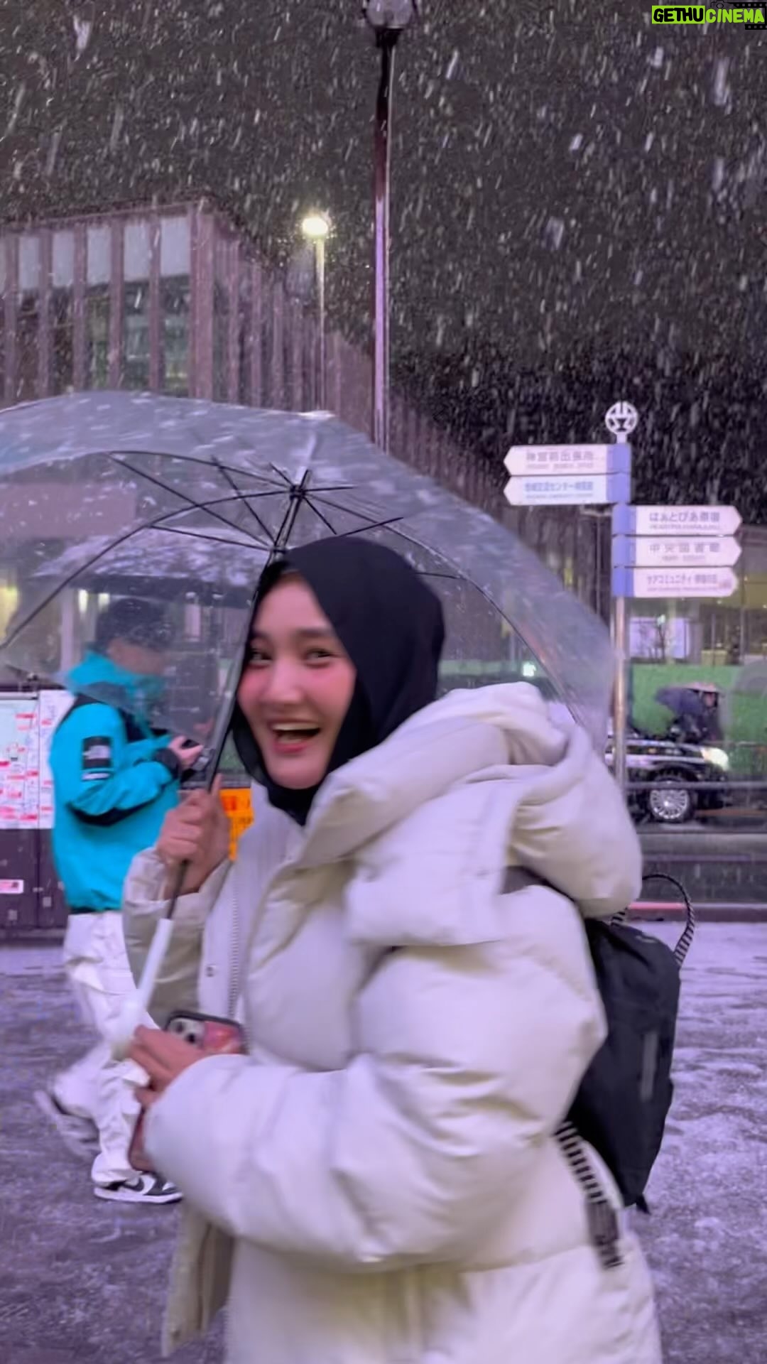 Fatin Shidqia Instagram - salju pertama kali aku di Tokyo!!! alhamdulillah akhirnyaaaa ngerasain juga “yuki”, jadi makin kangen Yuki di rumah 🥹