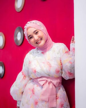 Fatin Shidqia Instagram - ke pasar beli mangga,
pinjem dulu seratus?
 ⠀⠀⠀⠀⠀⠀⠀⠀⠀⠀⠀⠀
 ⠀⠀⠀⠀⠀⠀⠀⠀⠀⠀⠀⠀
 ⠀⠀⠀⠀⠀⠀⠀⠀⠀⠀⠀⠀
outfit by @sidelinelabel 
make up by @cantikawannadewi 
hijab styled by @awanisaw 
photographed by @azzamphoto