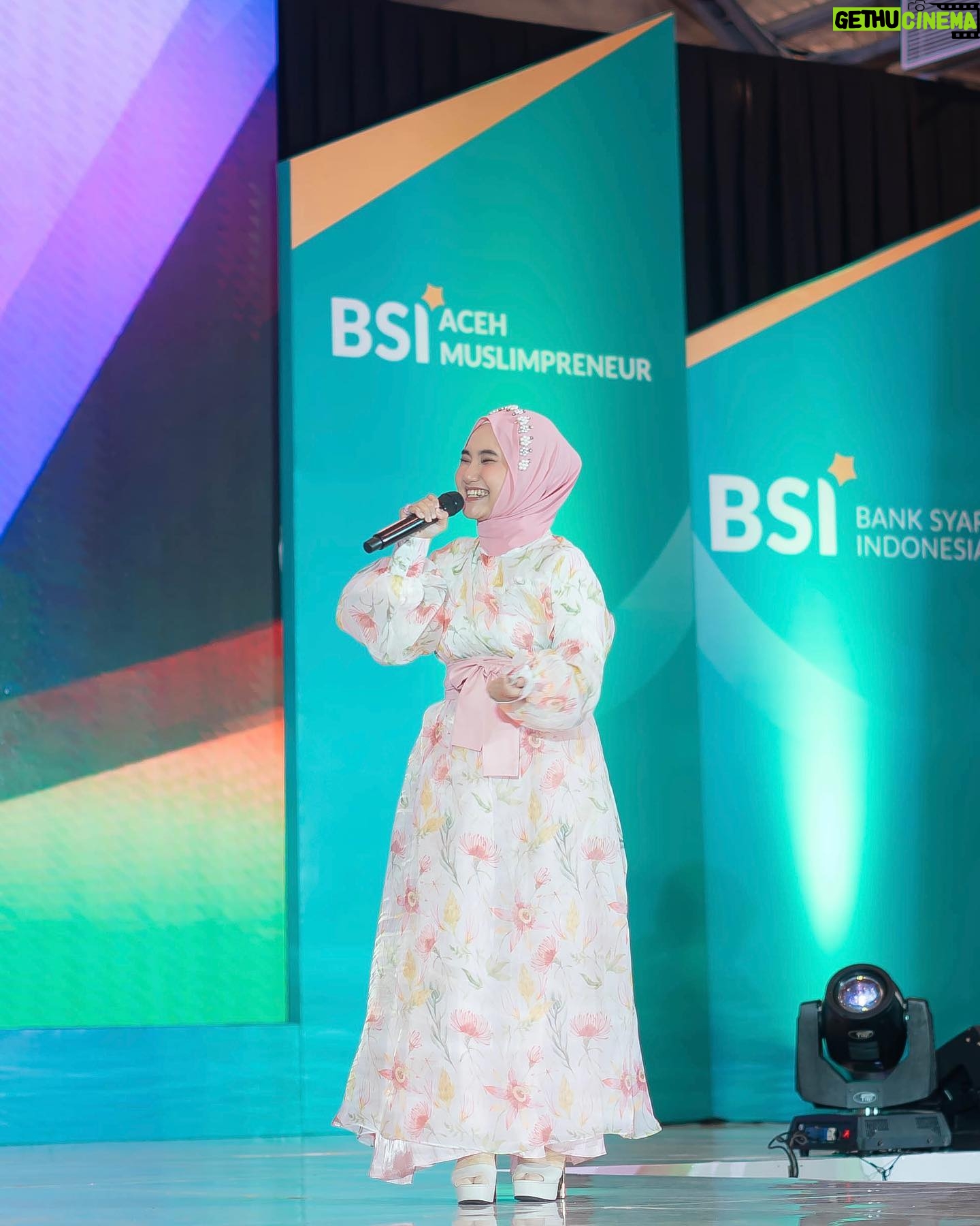Fatin Shidqia - 31.3K Likes - ke pasar beli mangga,
pinjem dulu seratus?
⠀⠀⠀⠀⠀⠀⠀⠀⠀⠀⠀⠀
⠀⠀⠀⠀⠀⠀⠀⠀⠀⠀⠀⠀
⠀⠀⠀⠀⠀⠀⠀⠀⠀⠀⠀⠀
outfit by @sidelinelabel
make up by @cantikawannadewi
hijab styled by @awanisaw
photographed by @azzamphoto