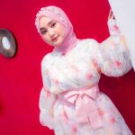 Fatin Shidqia Instagram - ke pasar beli mangga, pinjem dulu seratus? ⠀⠀⠀⠀⠀⠀⠀⠀⠀⠀⠀⠀ ⠀⠀⠀⠀⠀⠀⠀⠀⠀⠀⠀⠀ ⠀⠀⠀⠀⠀⠀⠀⠀⠀⠀⠀⠀ outfit by @sidelinelabel make up by @cantikawannadewi hijab styled by @awanisaw photographed by @azzamphoto