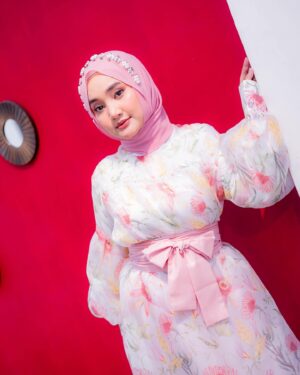 Fatin Shidqia Instagram - ke pasar beli mangga,
pinjem dulu seratus?
 ⠀⠀⠀⠀⠀⠀⠀⠀⠀⠀⠀⠀
 ⠀⠀⠀⠀⠀⠀⠀⠀⠀⠀⠀⠀
 ⠀⠀⠀⠀⠀⠀⠀⠀⠀⠀⠀⠀
outfit by @sidelinelabel 
make up by @cantikawannadewi 
hijab styled by @awanisaw 
photographed by @azzamphoto