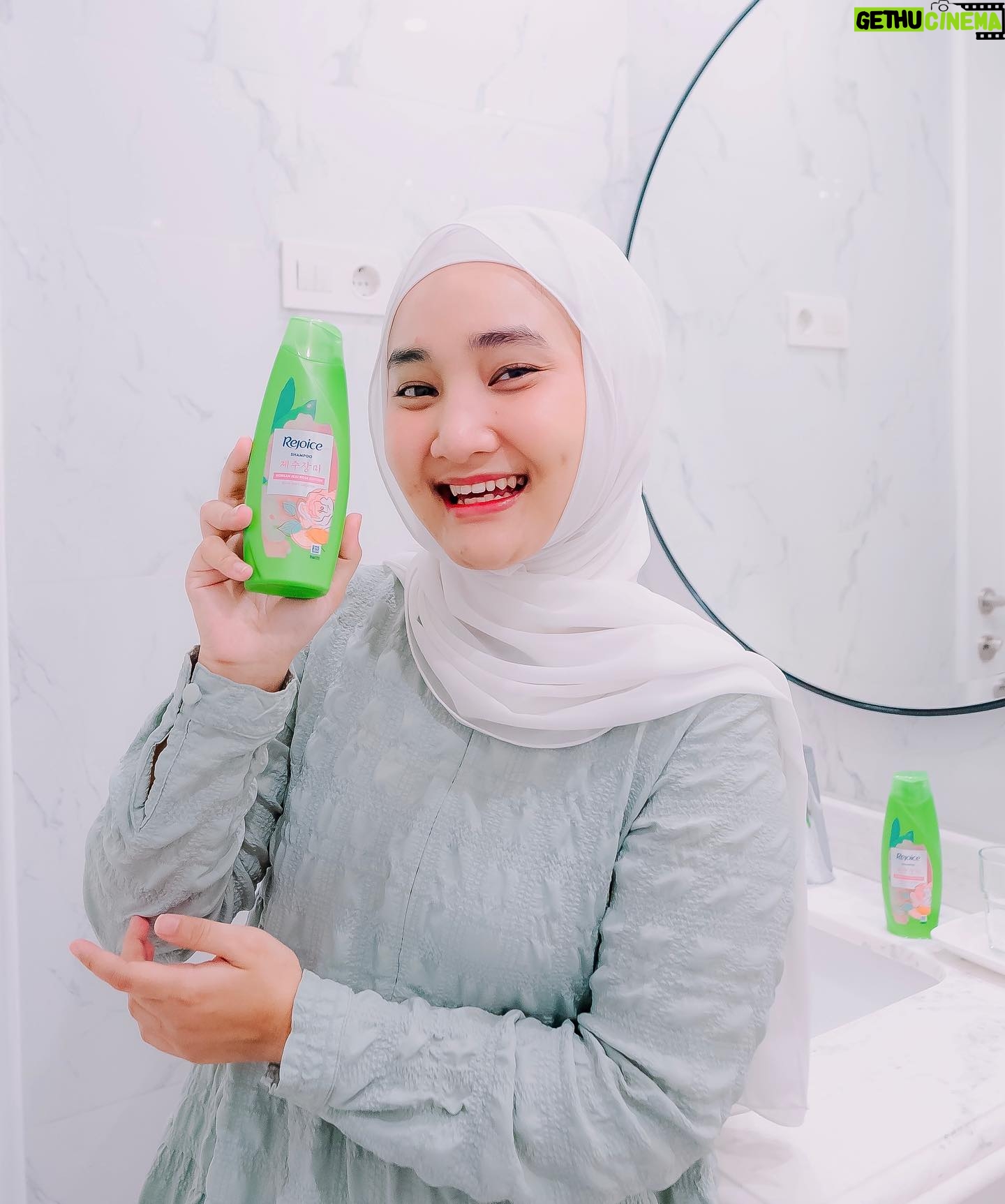 Fatin Shidqia Instagram - Puasa-puasa nggak boleh gerah sis, harus tetap freshhhh pake Rejoice Jeju Rose~ #RambutNoDrama