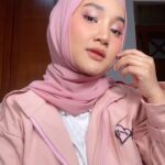 Fatin Shidqia Instagram - Makeup sangat membantu muka yang tidurnya kurang ya... tapi ngga separah temen aku, ngga tidur seminggu!!! Dengerin aja langsung Bisik-Bisik Senada di Spotify biar lgsg tau siapa pelakunya 🥲