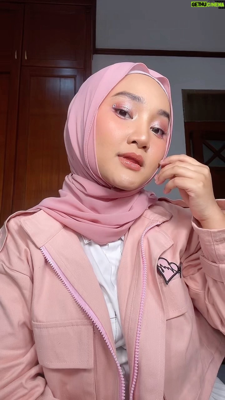 Fatin Shidqia - 38.8K Likes - Makeup sangat membantu muka yang tidurnya kurang ya...
tapi ngga separah temen aku, ngga tidur seminggu!!! Dengerin aja langsung Bisik-Bisik Senada di Spotify biar lgsg tau siapa pelakunya 🥲