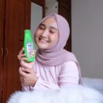 Fatin Shidqia Instagram - Musim hujan nih bund, bawaannya mager, mager mandi juga... HAHAHA Nggakpapa deh asal sekalinya mandi, keramasnya pake Rejoice Jeju Rose biar wangiii dan lembuttt sampe lusaa! 🤍 #RambutKDrama #KibasSampaiLusa