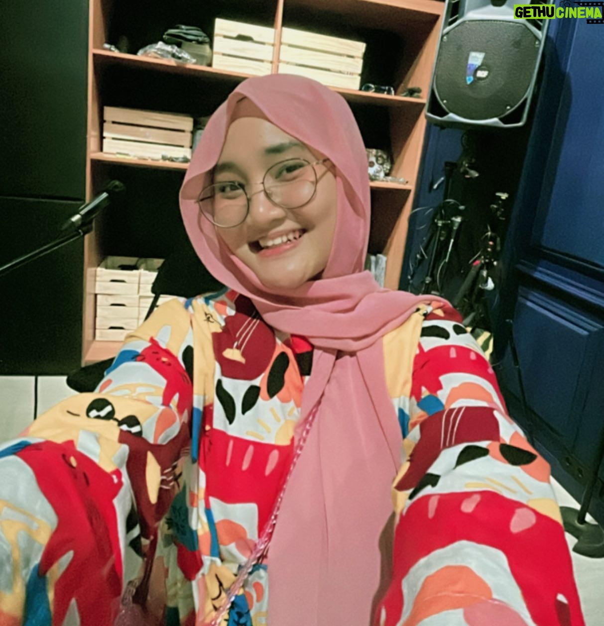 Fatin Shidqia Instagram - New normal, new me... ALIAS MATA MINUS SKRG WKWKWK Karena suka nemenin Qia stream, jadilah mata -1,75 kanan dan kiri, wakwaaaww~ 🥲 Kalo mau tau new me-nya apa lagi, dengerin aja episode "New Normal New Me"di Bisik-Bisik Senada di Spotify, denger cepeeeetttt!
