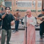 Fatin Shidqia Instagram - Seneeeeng banget bisa kolaborasi bareng @juicyluicyband bawain lagu Dalam Teduh dan Siapa Tahu. Video nya udah ada di YouTube! Komen yaaa yang udah nonton! :D