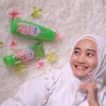 Fatin Shidqia Instagram - Salah satu drama bangun tidur yang ngga bisa banget dihindari adalah rambut kusuttt! Setuju ngga?? Tapi thanks to Rejoice Jeju Rose yang paling bisa bikin rambut tetap lembut & wangi pas bangung tidur, jadinya bisa langsung sat set sat set deh! 🥰#RambutNoDrama