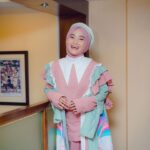 Fatin Shidqia Instagram – Kalo main hp mulu kapan jemputnya kamuuu 😠
 ⠀⠀⠀⠀⠀⠀⠀⠀⠀⠀⠀⠀
 ⠀⠀⠀⠀⠀⠀⠀⠀⠀⠀⠀⠀
 ⠀⠀⠀⠀⠀⠀⠀⠀⠀⠀⠀⠀
Outfit by @aseefa.official 
Styled by @_gilygily 
Hijab by @awanisaw 
Make up by @cantikawannadewi