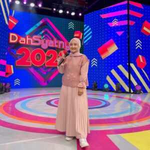 Fatin Shidqia Instagram - Kangeeen nyanyi yang penontonnya bisa banyaaak! Semoga bisa konser, soon!! 

Udah denger episode Bisik-Bisik Senada yang Kangen Konser belum? Dengerin di Spotify ya! ❤️