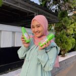 Fatin Shidqia Instagram - Biasanya kalau awal tahun kaya gini tu ambience-nya pasti semangat dan produkti banget, yang pasti tetep ditemenin sama shampoo kesayangan aku Rejoice, tapi kali ini yang Jeju Rose biar rambut berasa wangi mawar ala ala Korea gicuuuw! 🥰 #KibasSampaiLusa #RambutKDrama
