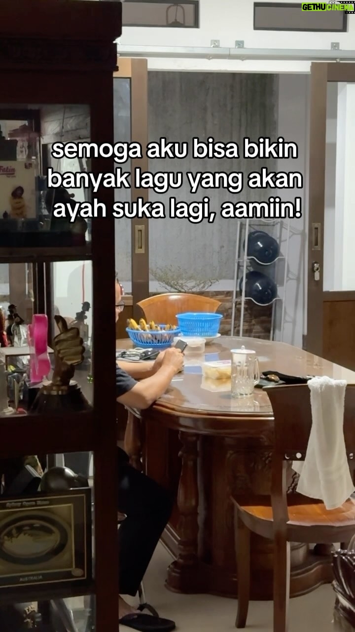 Fatin Shidqia Instagram - ayah aku keren bgt emang ga ada tandingannya walau kadang gengsian tp super kawaii!!!!!!! ππ€π«ΆπΌπ₯Ή