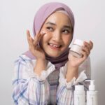 Fatin Shidqia Instagram - Yuhuu sebentar lagi bulan Ramadhan! Jangan lupa untuk tetap menjaga kesehatan kulit wajah ya!! 🥰 Karena saat kita berpuasa, rentan banget kulit kita dehidrasi jadi gampang terlihat kusam deh 😔 Dan pas banget aku lagi nyobain Optimals Even Out dari @id.oriflame yang cocok di kulitku yang bisa membantu menyamarkan noda hitam dan merawat kulit jugaaak! Yuk ikutan #OPTIMALSKINJOURNEY dan rayakan #ORIFLAMEHALALBEAUTY bareng aku!