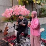Fatin Shidqia Instagram - Dari muka sih, nyanyiin lagu sedih ya.. Kalo di playlist aku lagu sedih tu masuknya ke playlist "hehe" HAHAHA, kalo kalian namain playlist-nya apa?? Coba deh dengerin episode Playlist Gue di Bisik-Bisik Senada di Spotify, itu ngakak dengerin nama playlist-nya @gheaindrawari sama @ayuenstar!! 😂