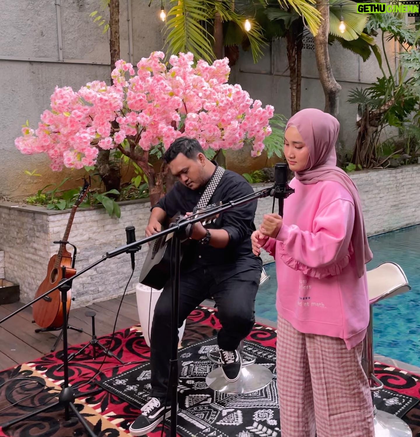 Fatin Shidqia Instagram - Dari muka sih, nyanyiin lagu sedih ya.. Kalo di playlist aku lagu sedih tu masuknya ke playlist "hehe" HAHAHA, kalo kalian namain playlist-nya apa?? Coba deh dengerin episode Playlist Gue di Bisik-Bisik Senada di Spotify, itu ngakak dengerin nama playlist-nya @gheaindrawari sama @ayuenstar!! š