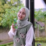 Fatin Shidqia Instagram – Kalau udah masuk Desember sih biasanya waktunya kita-kita ngomongin resolusi yaa bund,
udah ada plan apaa aja nihh untuk 2022?? 

Resolusi udah pasti harus lebih baik, tapi soal shampoo ga ada yang lebih baik dari Rejoice, jiaaakhh~ 😉
#KibasSampaiLusa