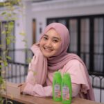 Fatin Shidqia Instagram - Sayaaaangg sama wangi sampo kesayangan aku iniii, dan nggak bakal move on sih fix bangetttttt!! >,< Cuuuss kalian mesti cobaaaa, wanginya enakk bangett awett tahan lamaa kaya…. hubungan kita, AAMIIN DULU AJA YAAA HEHEHE~ #KibasSampaiLusa #RambutKDrama