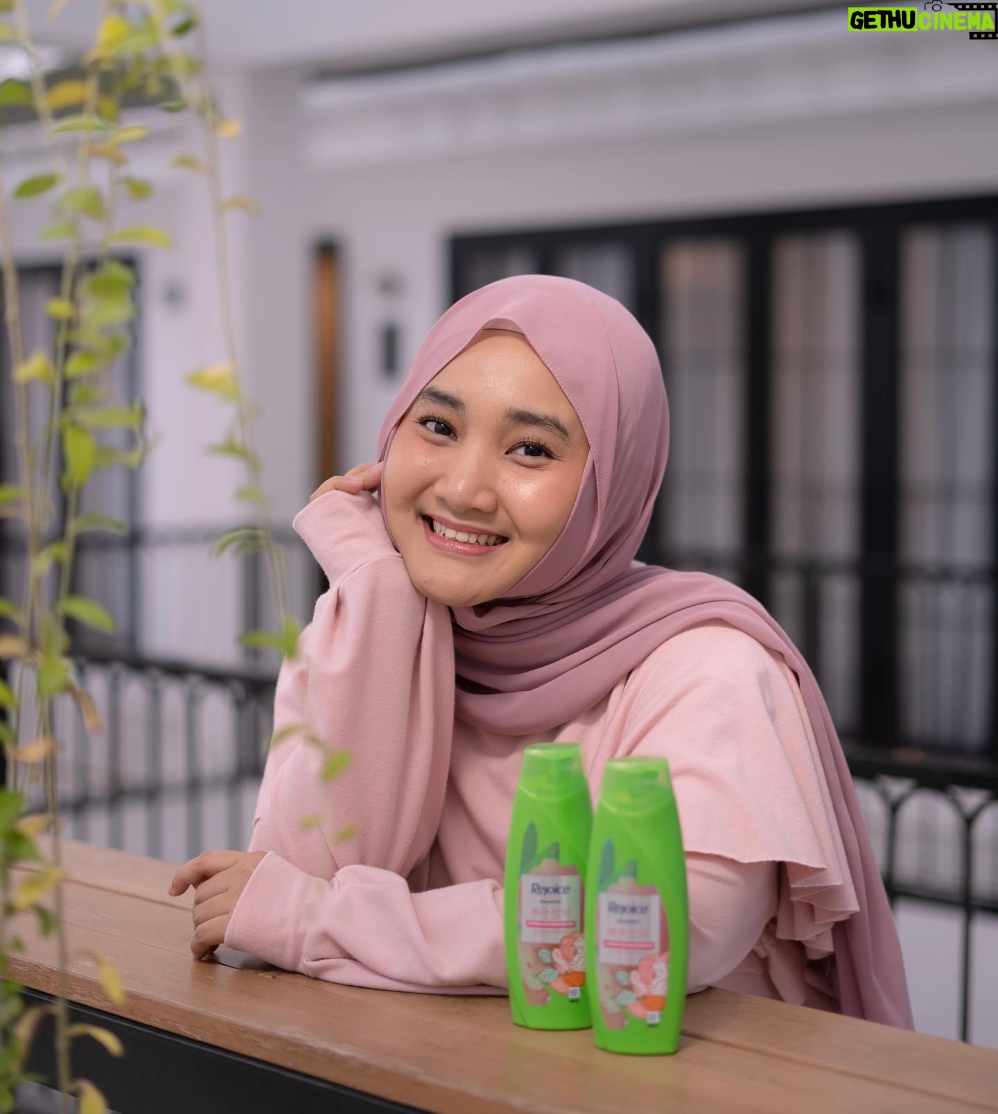 Fatin Shidqia Instagram - Sayaaaangg sama wangi sampo kesayangan aku iniii, dan nggak bakal move on sih fix bangetttttt!! >,< Cuuuss kalian mesti cobaaaa, wanginya enakk bangett awett tahan lamaa kaya…. hubungan kita, AAMIIN DULU AJA YAAA HEHEHE~ #KibasSampaiLusa #RambutKDrama