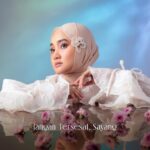 Fatin Shidqia Instagram - Jangan Tersesat Sayang, lagu yang sekarang lagi jadi “pelukan” untuk diri sendiri, udah lahiiirrr! :’) Terima kasih untuk Kak @dimaswibisana dan Kak @bianca_nelwan atas lagu indahnya, suka bangeeet dari masih demo aja udah didengerin terusss!! 🥺 Terima kasih juga Kak @kamga_mo udah nge-direct rekaman jadi superr enjoy nyanyinya!! 🫶🏼 Dan pastinya, terima kasih labelkuuu @sonymusicid untuk yang selama 10 tahun berkarir sudah mewarnai, you know who you are, thank you. 🤍 Photographed by @agumons Styled by @_gilygily @fadhilahzhr Wardrobe by @alezalabel Hijab by @awanisaw Make up by @yoanyuana