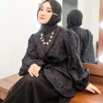 Fatin Shidqia Instagram – mirror, mirror… 🖤
 ⠀⠀⠀⠀⠀⠀⠀⠀⠀⠀⠀⠀
 ⠀⠀⠀⠀⠀⠀⠀⠀⠀⠀⠀⠀
 ⠀⠀⠀⠀⠀⠀⠀⠀⠀⠀⠀⠀
Dress by @holypeony.id 
Styled by @_gilygily 
Makeup by @cantikawannadewi 
Hijab by @awanisaw 
Photographed by @wirananda_ashari