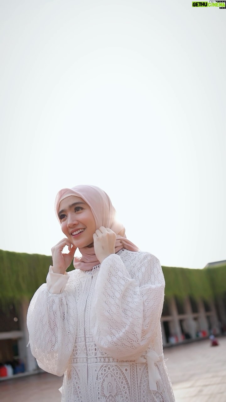Febby Rastanty Instagram - Di bulan Ramadhan kemarin, #AksiCantik apa aja yang udah kalian lakukan guys? π₯° Salah satu #AksiCantik ku kemarin adalah berbagi kebaikan di Kegiatan Santri Berseri: Bercahaya, Sehat & Percaya Diri bareng sama Sunsilk, Citra dan Glow & Lovely! β¨ Seruu banget bisa saling sharing & menginspirasi hal-hal positif bersama semua Santriwati di acara ini π Ikutin keseruannya dan jangan lupa share #AksiCantik kalian di comment yaa guys! ππ»