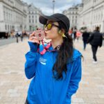 Febby Rastanty Instagram – It’s been almost a week since London Marathon but my feet still hurts a bit :’) 

London Marathon is so far the hardest among all of the 3 marathons that I have ever been. Proses dan program latihannya sih sudah dijalankan semaksimal yang aku bisa tapi ternyata semua yang terjadi saat hari H marathon adalah misteri hahaha. Km 1-25 semua aman dan stabil di pace yang sama (walaupun agak over dikit) Lalu selanjutnya tiba-tiba kaki mulai ngerasa kram. Gaenak banget rasanya. Akhirnya memutuskan untuk tahan dan tetep dilariin aja, siapa tau ilang sendiri. Tapi sayangnya gak. Aku berusaha cari distraction dengan bikin video dan nyanyi-nyanyi sambil dengerin lagu, tapi gak ngaruh. Akhirnya sempet berhenti, stretching dikit, trus lanjut lagi. Masih sakit banget. Yang ada di pikiran adalah “yaudah feb, kalau sakit ya dilariin aja biar cepet selesai abis itu istirahat deh” hahaha 😂😂😂 sambil berdoa dalam hati minta dikuatkan. Akhirnya memutuskan run walk aja. Lari 2 km, trus jalan bentar trus lari lagi. Gitu aja terus. Paksa diri buat senyum siapa tau bisa sugesti biar gak sakit, ternyata gak ngaruh hahahaha. Kayaknya emang ada masalah dengan kakiku, karena gapernah sesakit ini. Tapi tetep mottonya: jalan bentar gapapa, yang penting gak boleh berhenti sebelum finish. Si cewek ambi ini emang bukan atlit tapi kalau soal mental boleh diadu 🤪✌🏻 and hey, I still finished the 42 km in 4 hours and 27 mins! 

Berterima kasih kepada diri sendiri yang gak pernah kenal kata nyerah, selalu mau berjuang dan maju terus! 🥹❤️ Terima kasih juga untuk mama dan tim cheering yang bikin aku makin semangat (disaat kaki sakit, motivasinya lari adalah pengen cepet-cepet sampe di titik janjian ketemu sama tim cheering biar lebih semangat ketemu orang-orang tersayang 🥰). London Marathon is the hardest yet it holds a special place in my heart. Beautiful view, amazing crowd. And what makes it even more memorable is I did that with my brother. 3 down, and 3 more to go. What’s next? 😌