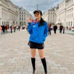 Febby Rastanty Instagram - It’s been almost a week since London Marathon but my feet still hurts a bit :’) London Marathon is so far the hardest among all of the 3 marathons that I have ever been. Proses dan program latihannya sih sudah dijalankan semaksimal yang aku bisa tapi ternyata semua yang terjadi saat hari H marathon adalah misteri hahaha. Km 1-25 semua aman dan stabil di pace yang sama (walaupun agak over dikit) Lalu selanjutnya tiba-tiba kaki mulai ngerasa kram. Gaenak banget rasanya. Akhirnya memutuskan untuk tahan dan tetep dilariin aja, siapa tau ilang sendiri. Tapi sayangnya gak. Aku berusaha cari distraction dengan bikin video dan nyanyi-nyanyi sambil dengerin lagu, tapi gak ngaruh. Akhirnya sempet berhenti, stretching dikit, trus lanjut lagi. Masih sakit banget. Yang ada di pikiran adalah “yaudah feb, kalau sakit ya dilariin aja biar cepet selesai abis itu istirahat deh” hahaha 😂😂😂 sambil berdoa dalam hati minta dikuatkan. Akhirnya memutuskan run walk aja. Lari 2 km, trus jalan bentar trus lari lagi. Gitu aja terus. Paksa diri buat senyum siapa tau bisa sugesti biar gak sakit, ternyata gak ngaruh hahahaha. Kayaknya emang ada masalah dengan kakiku, karena gapernah sesakit ini. Tapi tetep mottonya: jalan bentar gapapa, yang penting gak boleh berhenti sebelum finish. Si cewek ambi ini emang bukan atlit tapi kalau soal mental boleh diadu 🤪✌🏻 and hey, I still finished the 42 km in 4 hours and 27 mins! Berterima kasih kepada diri sendiri yang gak pernah kenal kata nyerah, selalu mau berjuang dan maju terus! 🥹❤️ Terima kasih juga untuk mama dan tim cheering yang bikin aku makin semangat (disaat kaki sakit, motivasinya lari adalah pengen cepet-cepet sampe di titik janjian ketemu sama tim cheering biar lebih semangat ketemu orang-orang tersayang 🥰). London Marathon is the hardest yet it holds a special place in my heart. Beautiful view, amazing crowd. And what makes it even more memorable is I did that with my brother. 3 down, and 3 more to go. What’s next? 😌