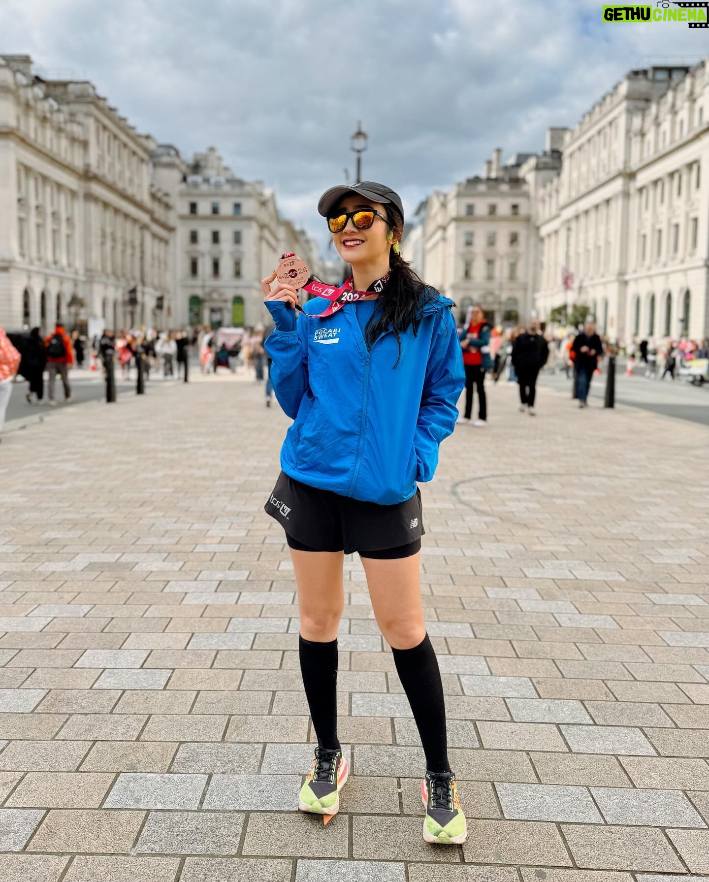Febby Rastanty Instagram - It’s been almost a week since London Marathon but my feet still hurts a bit :’) London Marathon is so far the hardest among all of the 3 marathons that I have ever been. Proses dan program latihannya sih sudah dijalankan semaksimal yang aku bisa tapi ternyata semua yang terjadi saat hari H marathon adalah misteri hahaha. Km 1-25 semua aman dan stabil di pace yang sama (walaupun agak over dikit) Lalu selanjutnya tiba-tiba kaki mulai ngerasa kram. Gaenak banget rasanya. Akhirnya memutuskan untuk tahan dan tetep dilariin aja, siapa tau ilang sendiri. Tapi sayangnya gak. Aku berusaha cari distraction dengan bikin video dan nyanyi-nyanyi sambil dengerin lagu, tapi gak ngaruh. Akhirnya sempet berhenti, stretching dikit, trus lanjut lagi. Masih sakit banget. Yang ada di pikiran adalah “yaudah feb, kalau sakit ya dilariin aja biar cepet selesai abis itu istirahat deh” hahaha 😂😂😂 sambil berdoa dalam hati minta dikuatkan. Akhirnya memutuskan run walk aja. Lari 2 km, trus jalan bentar trus lari lagi. Gitu aja terus. Paksa diri buat senyum siapa tau bisa sugesti biar gak sakit, ternyata gak ngaruh hahahaha. Kayaknya emang ada masalah dengan kakiku, karena gapernah sesakit ini. Tapi tetep mottonya: jalan bentar gapapa, yang penting gak boleh berhenti sebelum finish. Si cewek ambi ini emang bukan atlit tapi kalau soal mental boleh diadu 🤪✌🏻 and hey, I still finished the 42 km in 4 hours and 27 mins! Berterima kasih kepada diri sendiri yang gak pernah kenal kata nyerah, selalu mau berjuang dan maju terus! 🥹❤️ Terima kasih juga untuk mama dan tim cheering yang bikin aku makin semangat (disaat kaki sakit, motivasinya lari adalah pengen cepet-cepet sampe di titik janjian ketemu sama tim cheering biar lebih semangat ketemu orang-orang tersayang 🥰). London Marathon is the hardest yet it holds a special place in my heart. Beautiful view, amazing crowd. And what makes it even more memorable is I did that with my brother. 3 down, and 3 more to go. What’s next? 😌