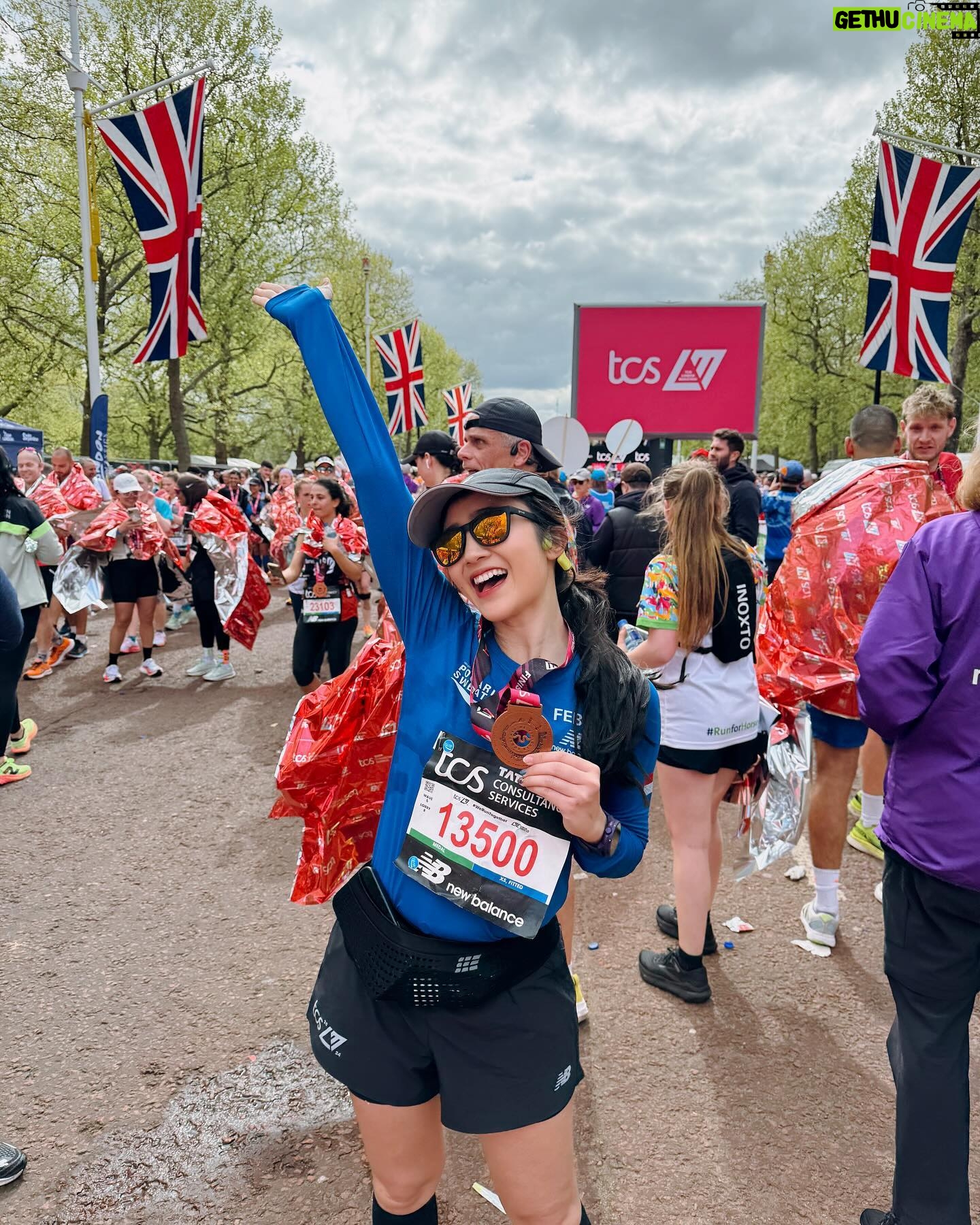 Febby Rastanty Instagram - It’s been almost a week since London Marathon but my feet still hurts a bit :’) London Marathon is so far the hardest among all of the 3 marathons that I have ever been. Proses dan program latihannya sih sudah dijalankan semaksimal yang aku bisa tapi ternyata semua yang terjadi saat hari H marathon adalah misteri hahaha. Km 1-25 semua aman dan stabil di pace yang sama (walaupun agak over dikit) Lalu selanjutnya tiba-tiba kaki mulai ngerasa kram. Gaenak banget rasanya. Akhirnya memutuskan untuk tahan dan tetep dilariin aja, siapa tau ilang sendiri. Tapi sayangnya gak. Aku berusaha cari distraction dengan bikin video dan nyanyi-nyanyi sambil dengerin lagu, tapi gak ngaruh. Akhirnya sempet berhenti, stretching dikit, trus lanjut lagi. Masih sakit banget. Yang ada di pikiran adalah “yaudah feb, kalau sakit ya dilariin aja biar cepet selesai abis itu istirahat deh” hahaha 😂😂😂 sambil berdoa dalam hati minta dikuatkan. Akhirnya memutuskan run walk aja. Lari 2 km, trus jalan bentar trus lari lagi. Gitu aja terus. Paksa diri buat senyum siapa tau bisa sugesti biar gak sakit, ternyata gak ngaruh hahahaha. Kayaknya emang ada masalah dengan kakiku, karena gapernah sesakit ini. Tapi tetep mottonya: jalan bentar gapapa, yang penting gak boleh berhenti sebelum finish. Si cewek ambi ini emang bukan atlit tapi kalau soal mental boleh diadu 🤪✌🏻 and hey, I still finished the 42 km in 4 hours and 27 mins! Berterima kasih kepada diri sendiri yang gak pernah kenal kata nyerah, selalu mau berjuang dan maju terus! 🥹❤️ Terima kasih juga untuk mama dan tim cheering yang bikin aku makin semangat (disaat kaki sakit, motivasinya lari adalah pengen cepet-cepet sampe di titik janjian ketemu sama tim cheering biar lebih semangat ketemu orang-orang tersayang 🥰). London Marathon is the hardest yet it holds a special place in my heart. Beautiful view, amazing crowd. And what makes it even more memorable is I did that with my brother. 3 down, and 3 more to go. What’s next? 😌