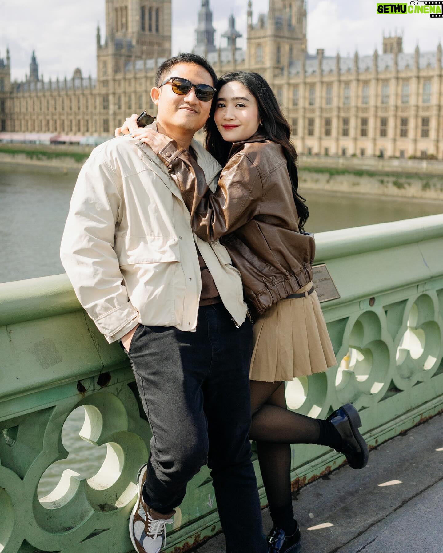 Febby Rastanty Instagram - Karena kita cuma dua bersaudara jadi dari kecil selalu bersaing sama dede dalam hal apapun. Tapi entah kenapa dia selalu lebih bagus?!! Cowok yang paling keras kepala dan nyebelin tapi selalu bisa diandalkan. Selalu bangga sama semua pencapaiannya. UCLA quantitative economics graduate student, LPDP awardee, and now virgin full marathon in 4 hours 46 mins? 🥹👏🏻 sehat terus & makin sukses ya dede biar bisa gantian ajak kakak & mama jalan-jalan lagi heheheheh @rizkrizaldi 📸: thank you @sweet.escape for capturing our lovely moment ❤️ as always selalu difotoin sama Sweet Escape kalau lagi jalan-jalan keluar negeri. Anywaaay kalian bisa pake discount code aku “FEBBY10” (10% off 10 extra photos for photoshoot in all destination) ✨✨