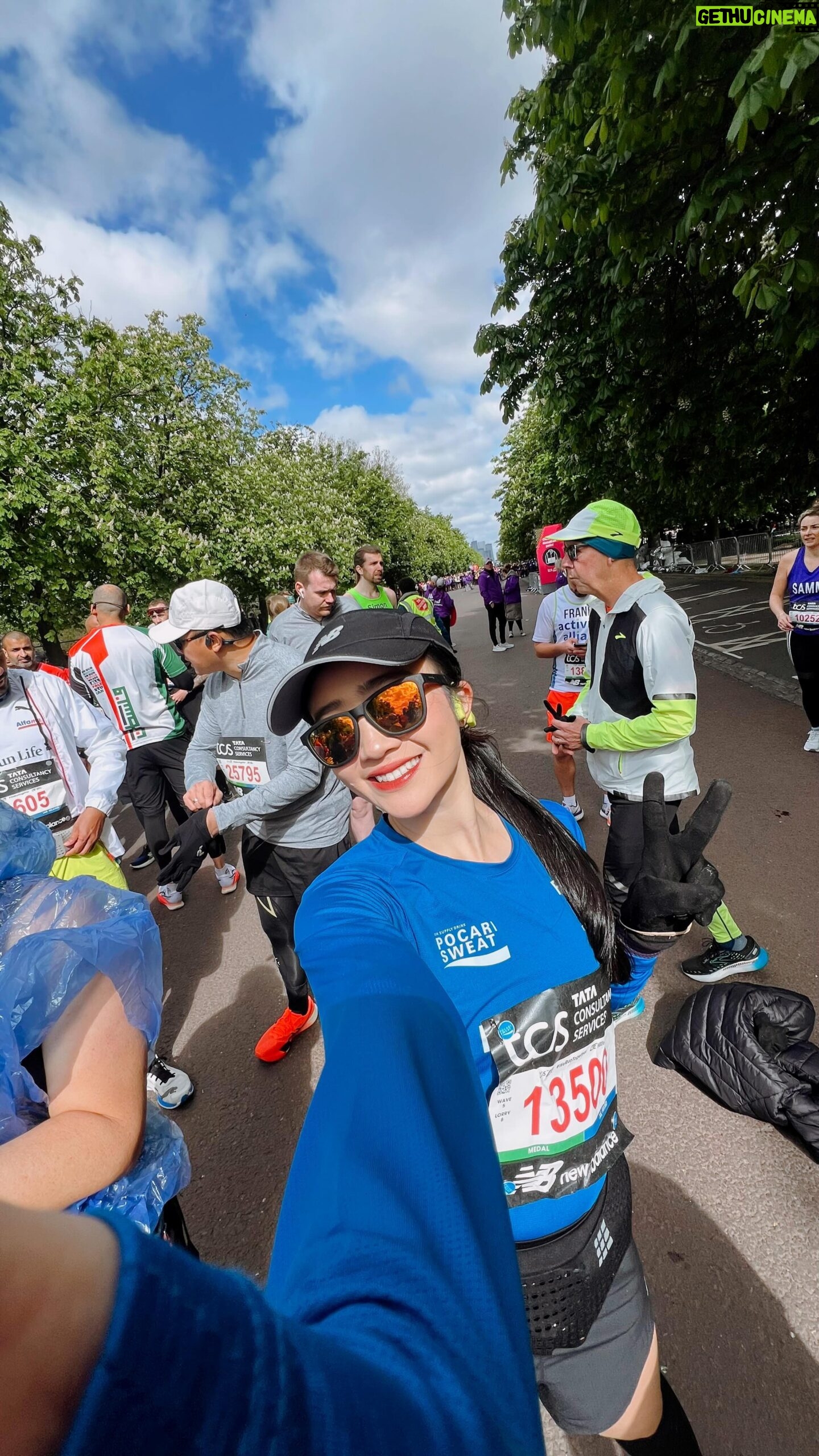 Febby Rastanty Instagram - Getting ready for London Marathon! 🏃🏻♀️ Dari mulai lari sampe selesai, make up aku tetep on point ✨ thanks to @MAKEOVERID Powerstay demi-matte cover cushion, matte powder foundation, and glazed lock lip pigment yang udah nemenin aku lari seharian! Siapa bilang make up ngga bisa on point pas lari marathon? 😜