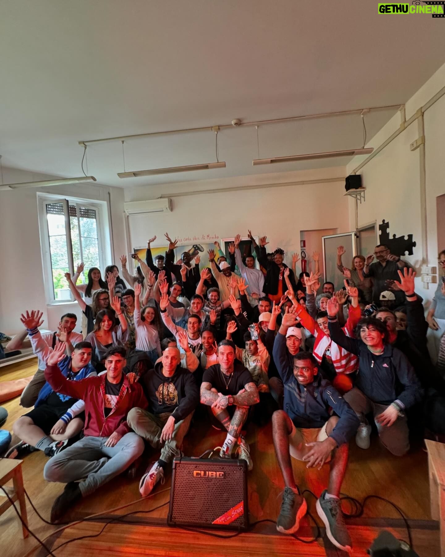 Fedez Instagram - Oggi sono stato a visitare le due realtà che abbiamo deciso di sostenere quest’anno con @fondazionefedez Un bene immobile sequestrato alla criminalità organizzata che @associazioneandreatudisco trasformerà in un luogo in cui le famiglie di bambini costretti a seguire cure ospedaliere importanti potranno essere ospitate, permettendo così a questi bimbi di vivere la malattia attraverso l’amore delle proprie famiglie. E poi c’è @matemu_cies un punto di incontro, di crescita artistica e culturale, di ascolto, aiuto e orientamento È un luogo in cui ragazze e ragazzi di tutte le culture e provenienze possono esprimere la propria creatività, vivere in modo diverso il tempo libero, trovare ascolto e sostegno. Oggi abbiamo fatto un fantastico incontro in cui abbiamo parlato di rap e scrittura.